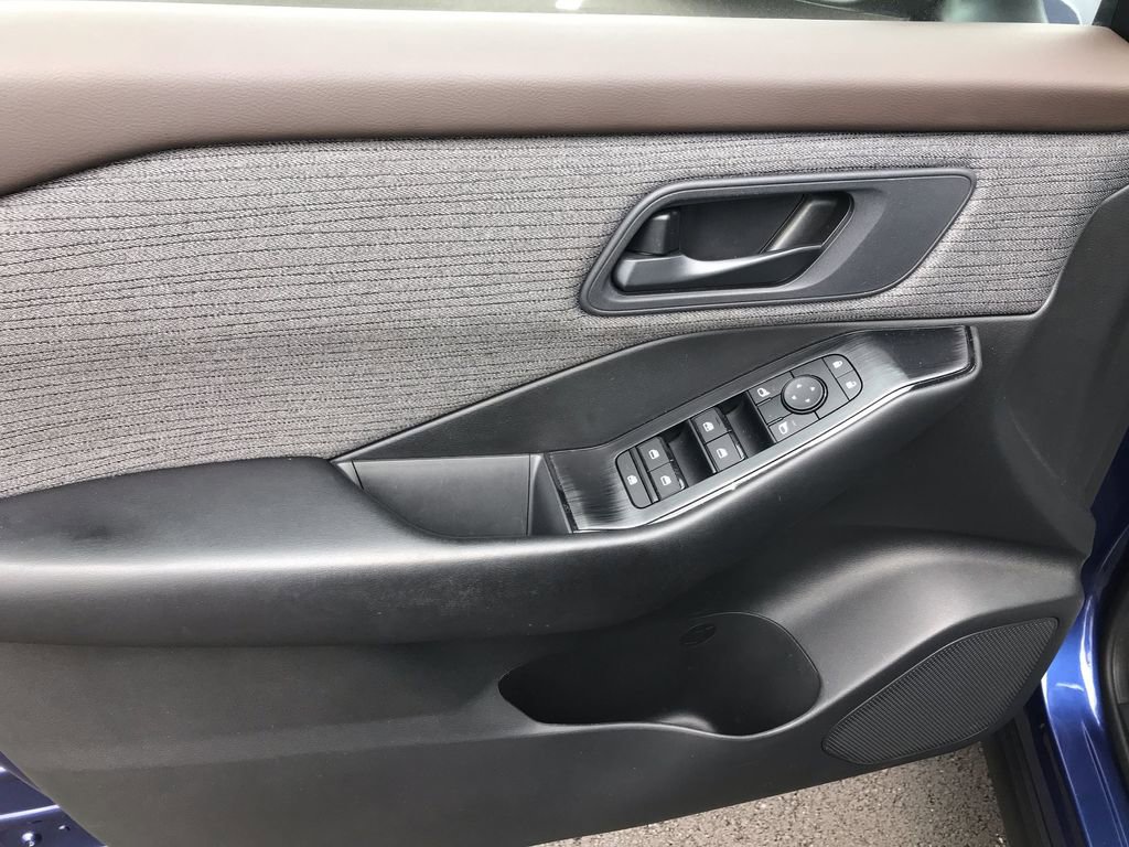 Used 2023 Nissan Rogue S image 13