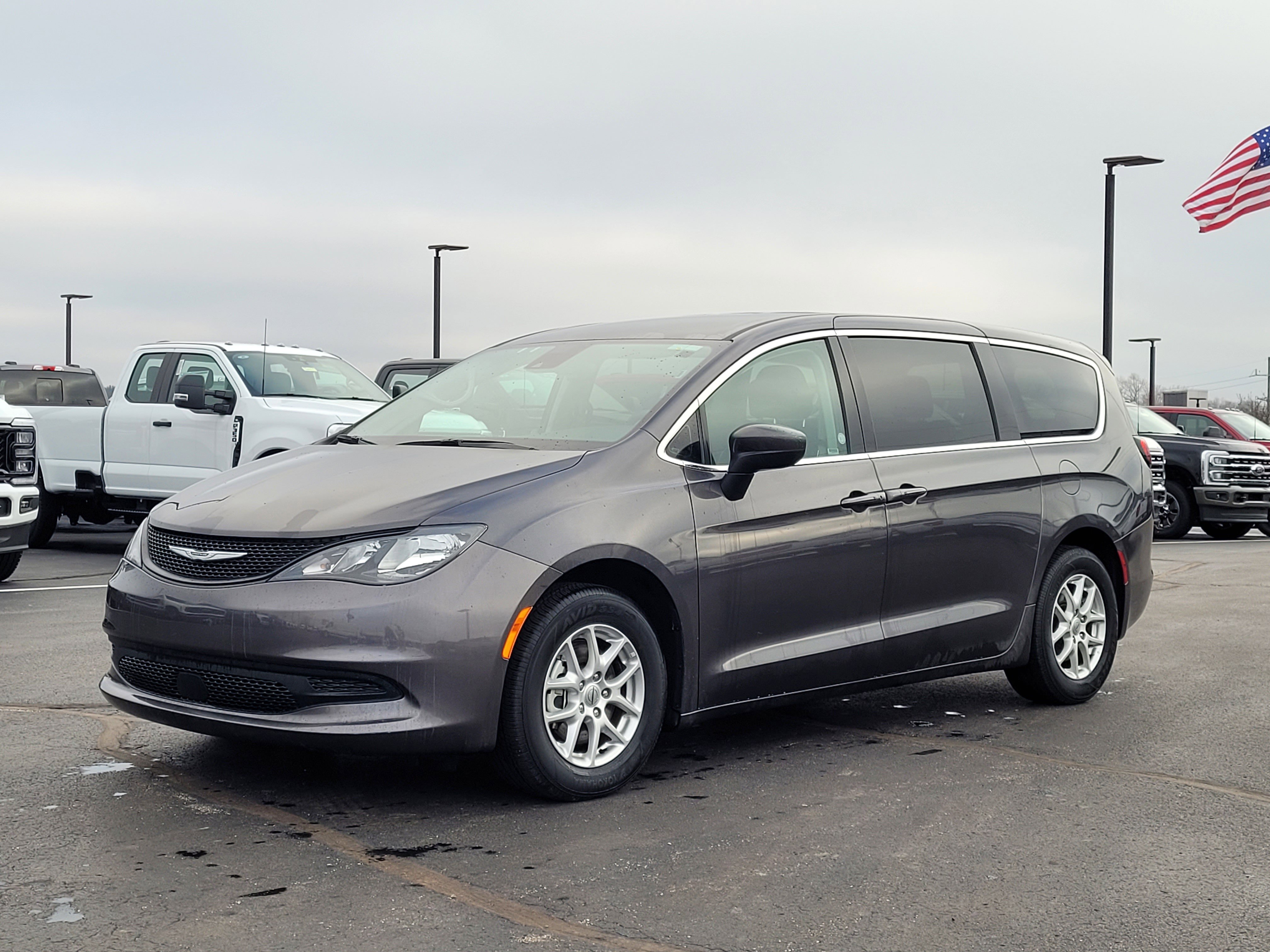 Used 2023 Chrysler Voyager LX image 8