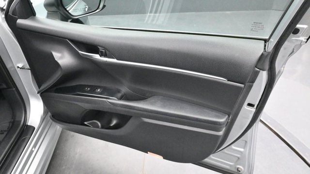 Used 2019 Toyota Camry SE FWD image 11