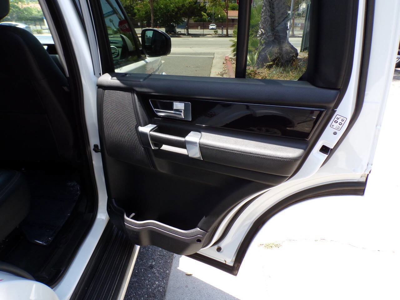 Used 2016 Land Rover LR4 HSE AWD/4WD image 14