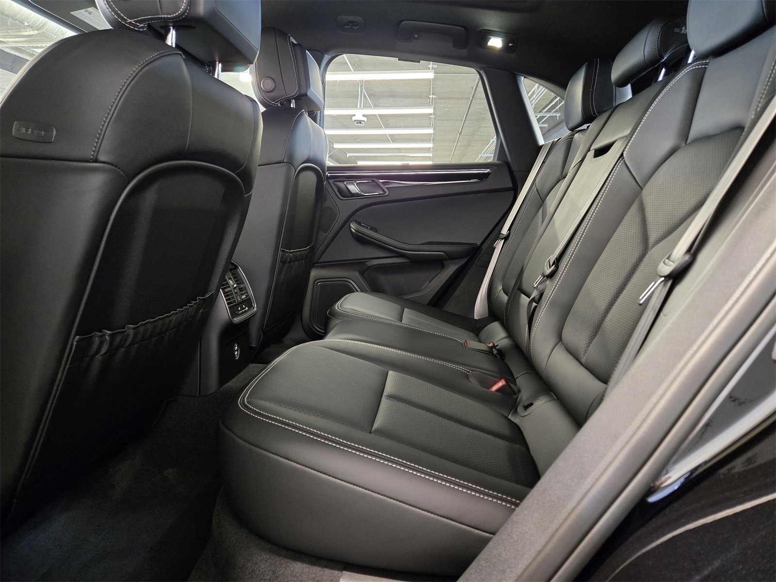 Certified 2025 Porsche Macan image 17