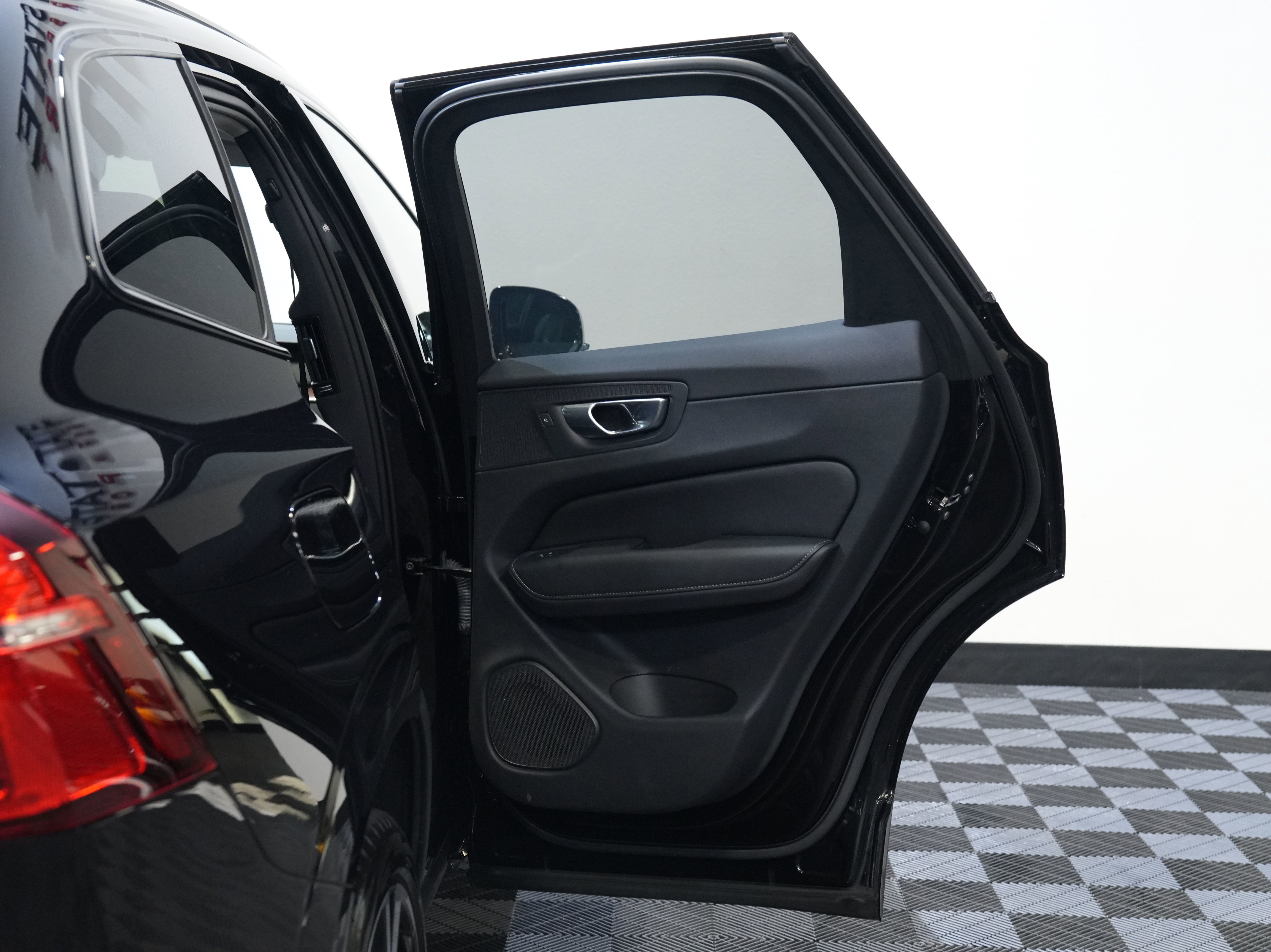 Used 2024 Volvo XC60 B5 Ultimate w/ Protection Package Premier image 27