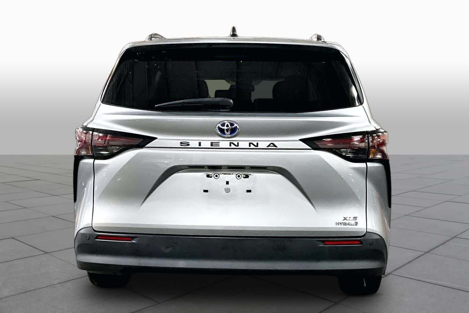 Used 2024 Toyota Sienna XLE FWD image 5