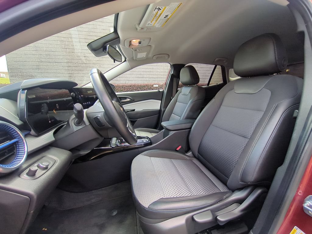 Used 2025 Chevrolet Trax LT w/ LT Convenience Package FWD image 24