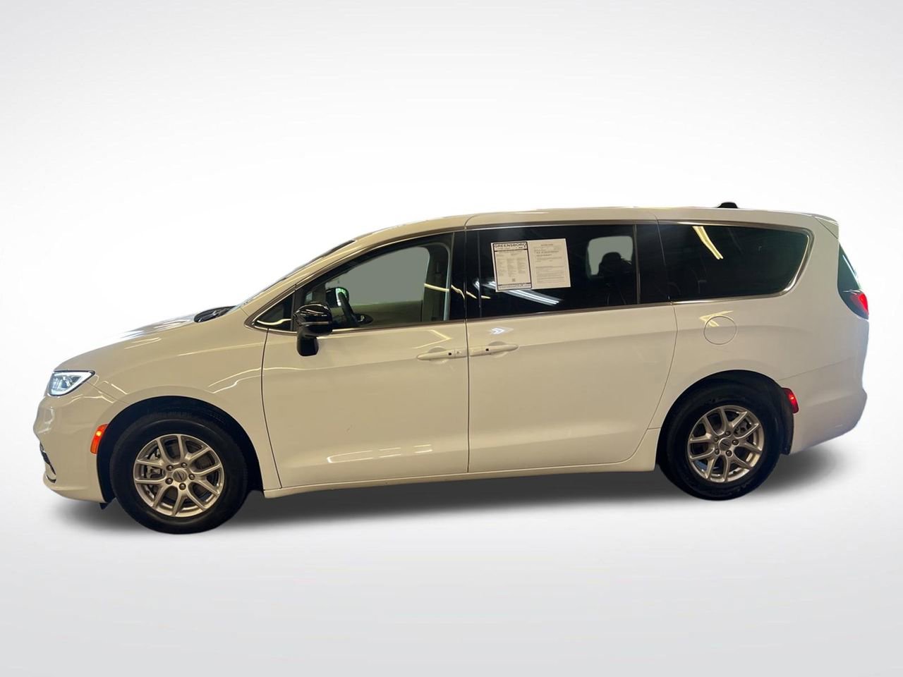 Used 2024 Chrysler Pacifica Touring-L FWD image 2