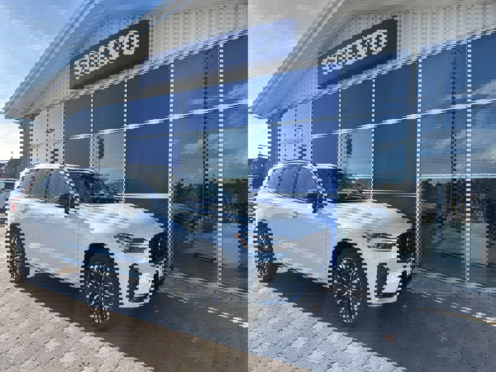 New 2026 Volvo XC60 B5 Ultra w/ Climate Package