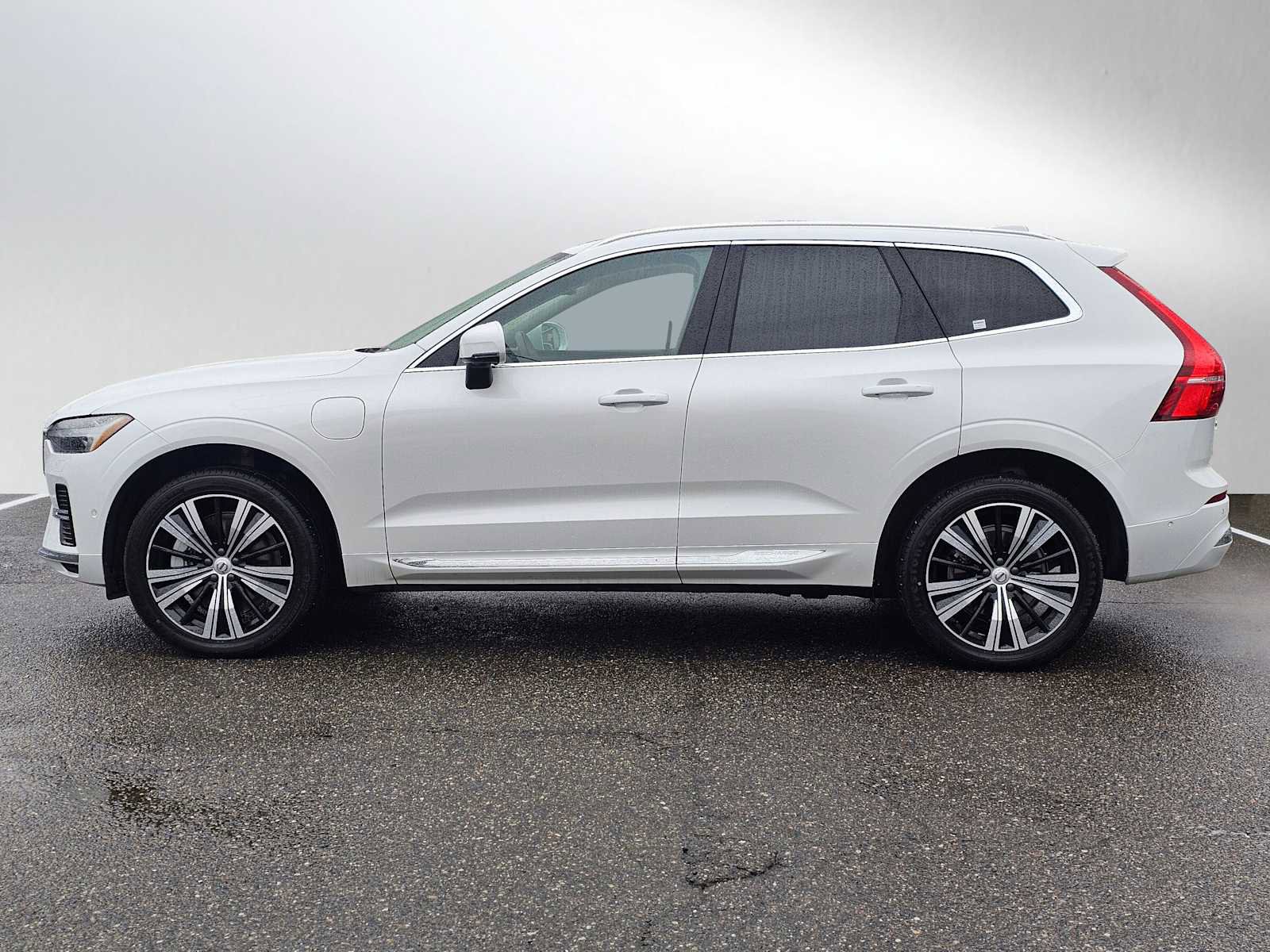 Certified 2023 Volvo XC60 T8 Ultimate w/ Climate Package image 6