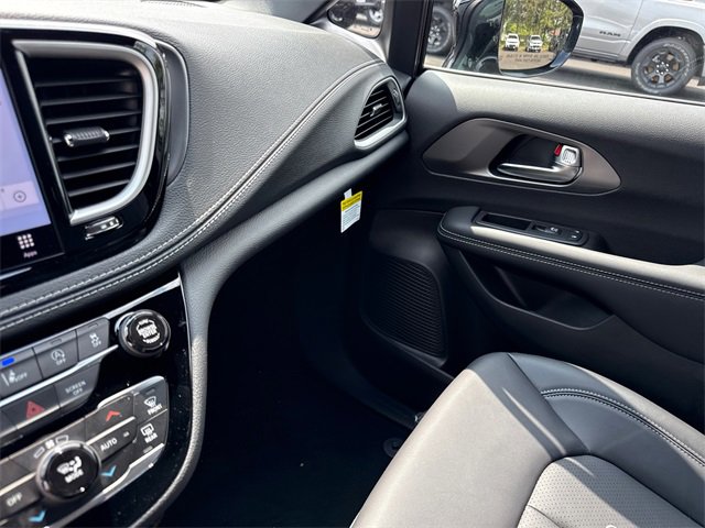 New 2025 Chrysler Pacifica Select image 26
