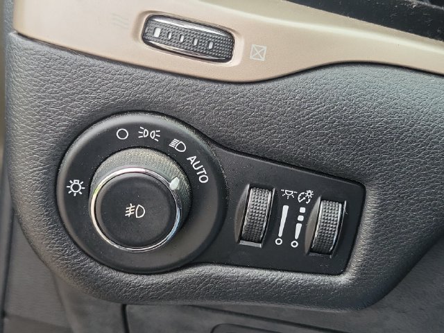 Used 2015 Jeep Cherokee Latitude AWD/4WD image 11
