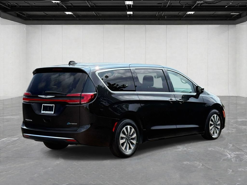 Used 2023 Chrysler Pacifica Touring-L FWD image 5