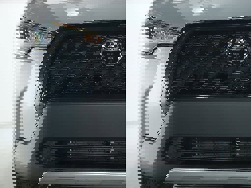 Used 2023 Toyota Corolla Cross L image 6