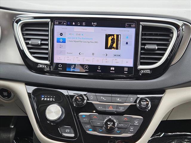 Used 2024 Chrysler Pacifica Touring-L FWD image 16