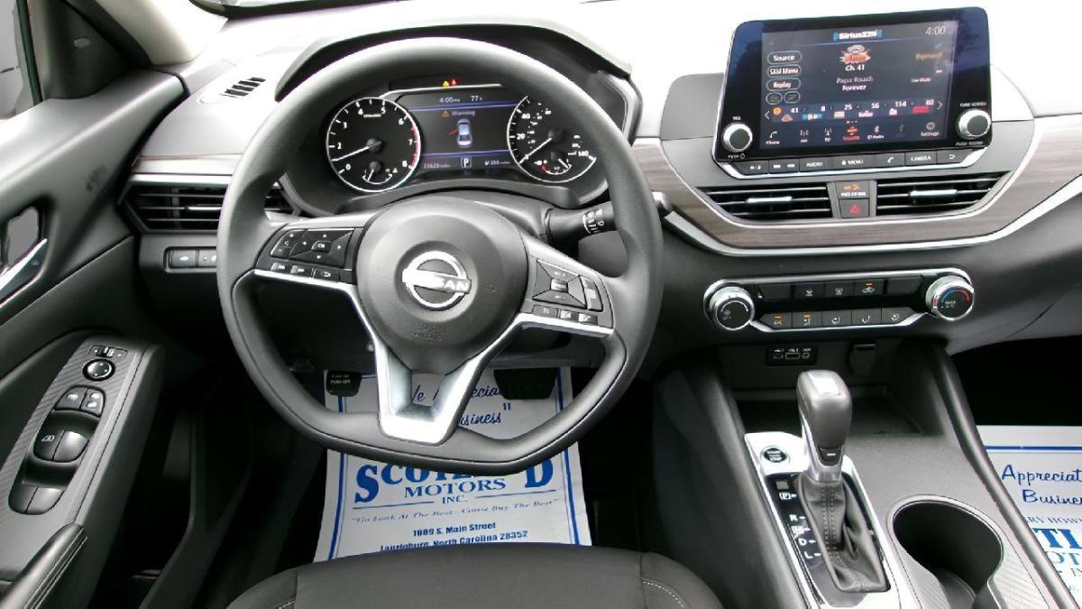 Used 2025 Nissan Altima 2.5 SV image 11