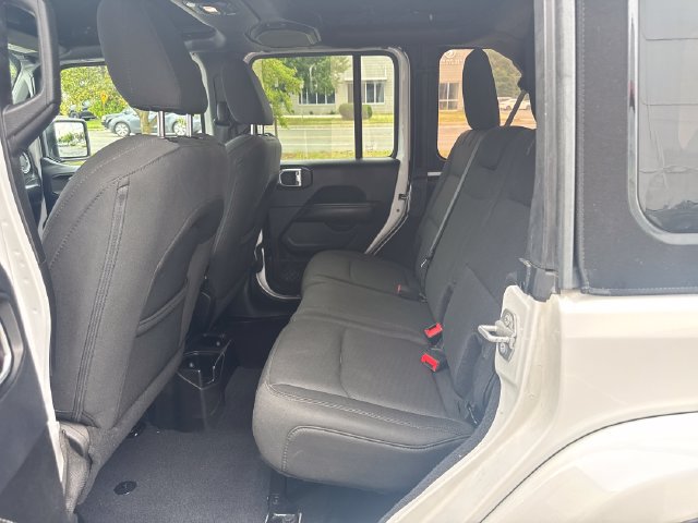 Used 2018 Jeep Wrangler Unlimited Sahara AWD/4WD image 28