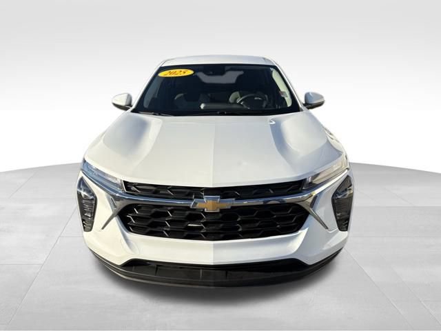 Used 2025 Chevrolet Trax LS w/ LS Convenience Package image 7