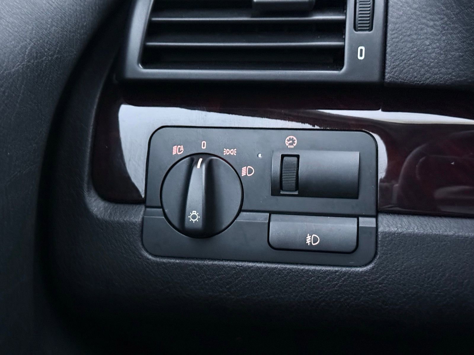 Used 2005 BMW 330xi Sedan image 31