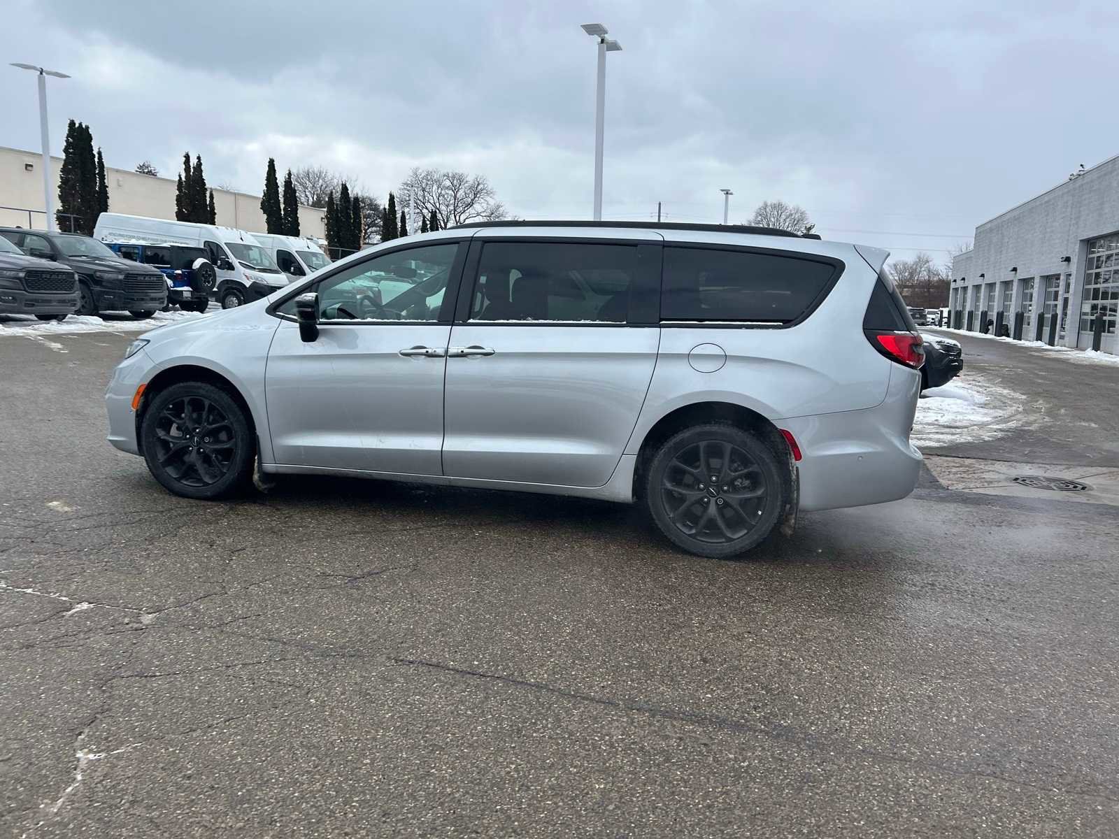 Used 2023 Chrysler Pacifica Limited w/ Uconnect Theater Family Group image 28