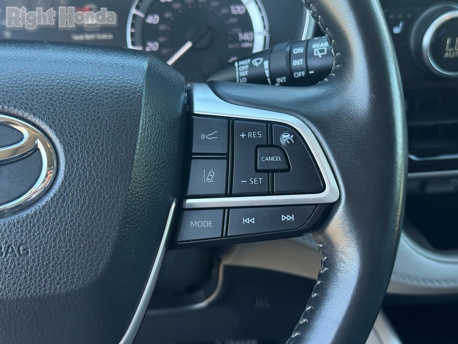 Used 2023 Toyota Highlander XLE image 18