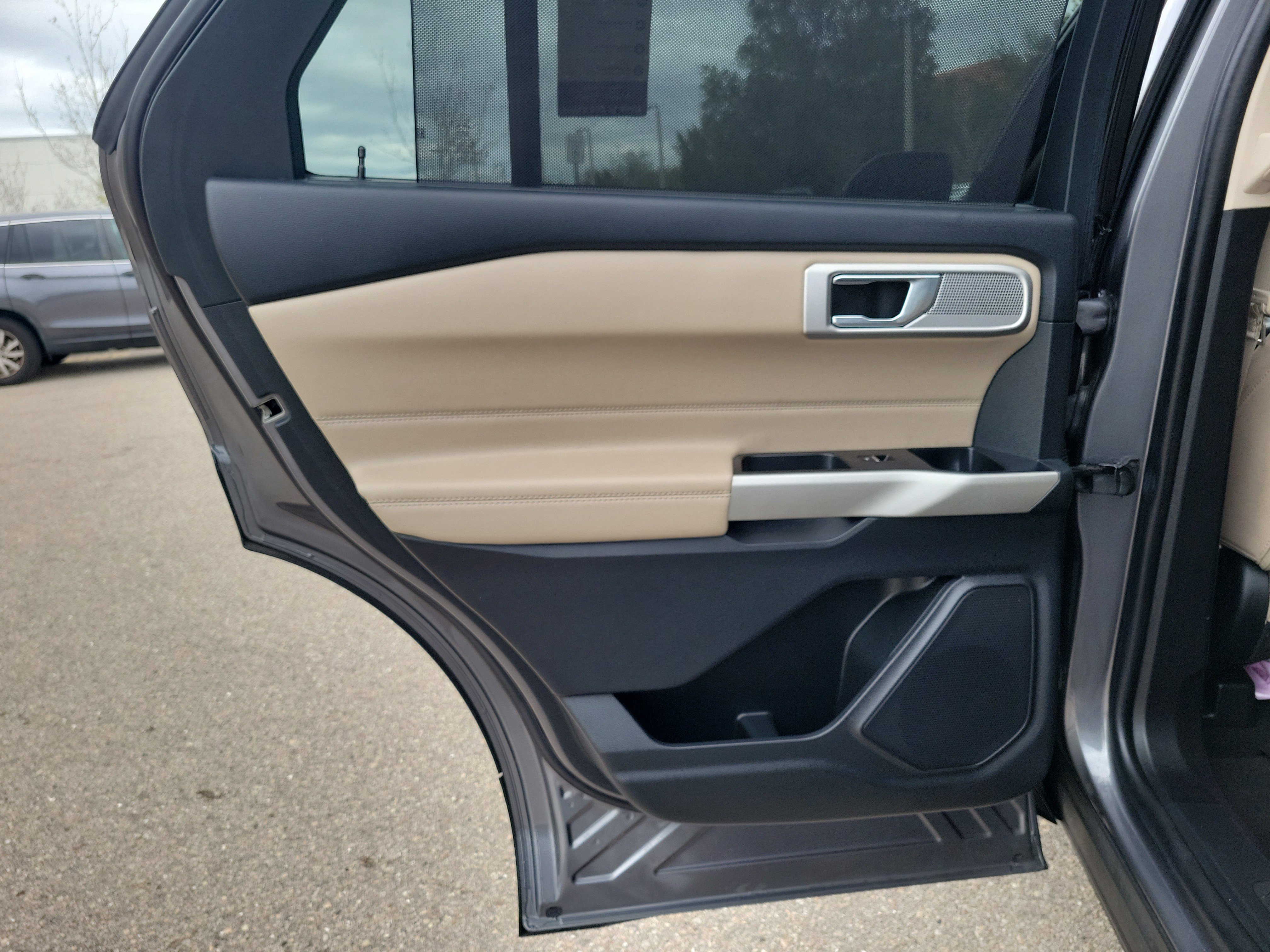 Used 2022 Ford Explorer Limited image 16