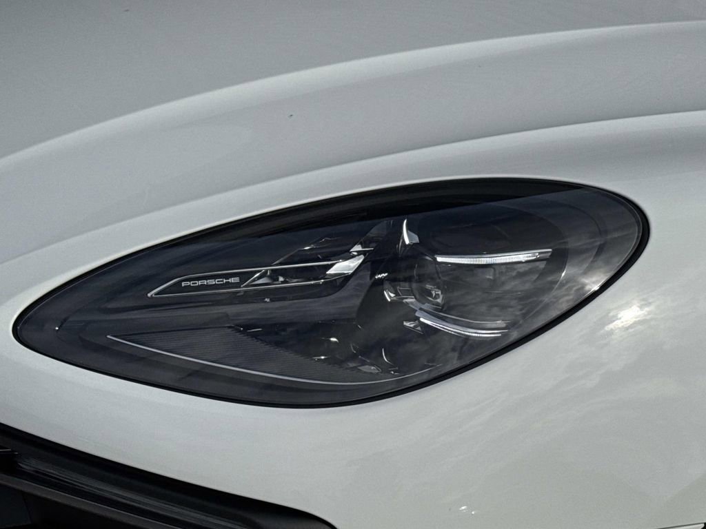 Certified 2025 Porsche Macan image 7