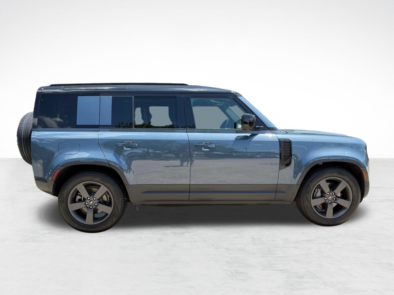 Used 2025 Land Rover Defender 110 S AWD/4WD image 8