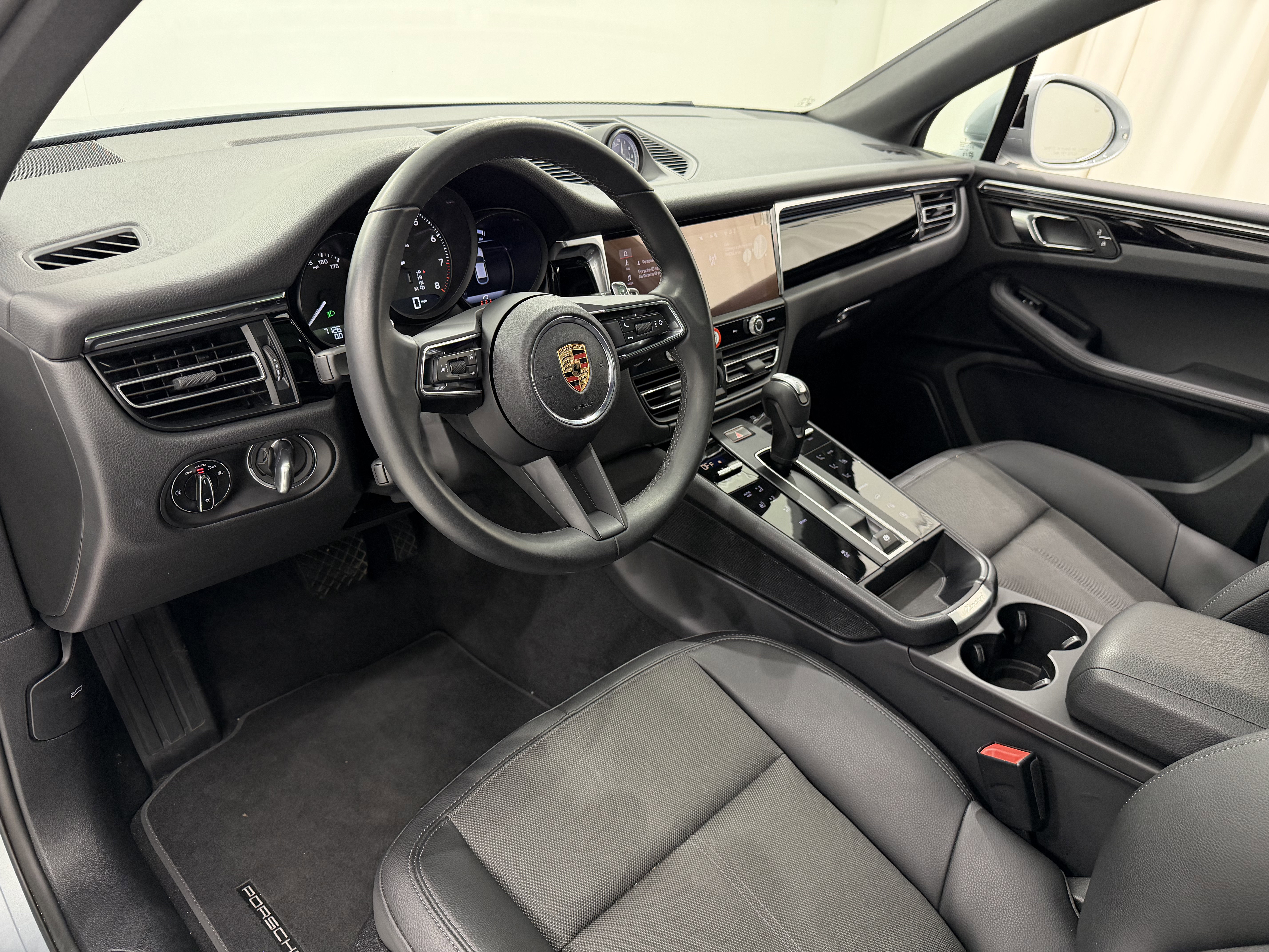 Certified 2025 Porsche Macan image 4