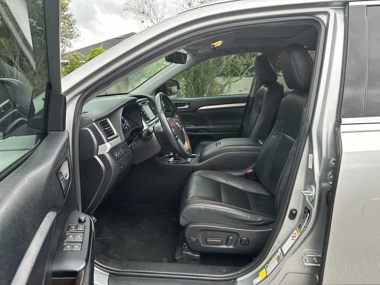 Used 2019 Toyota Highlander XLE FWD image 2