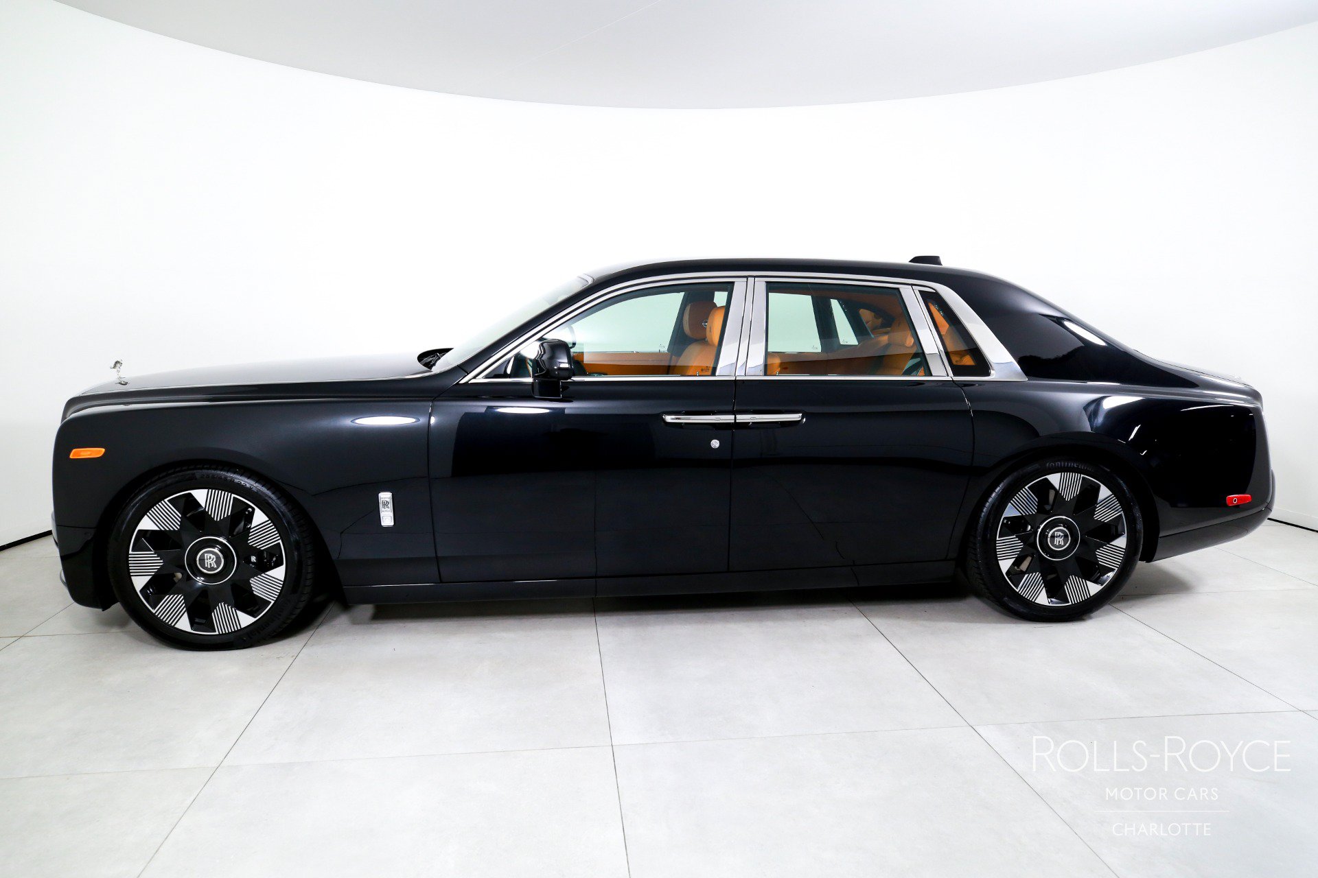New 2027 Rolls-Royce Phantom Sedan RWD image 3