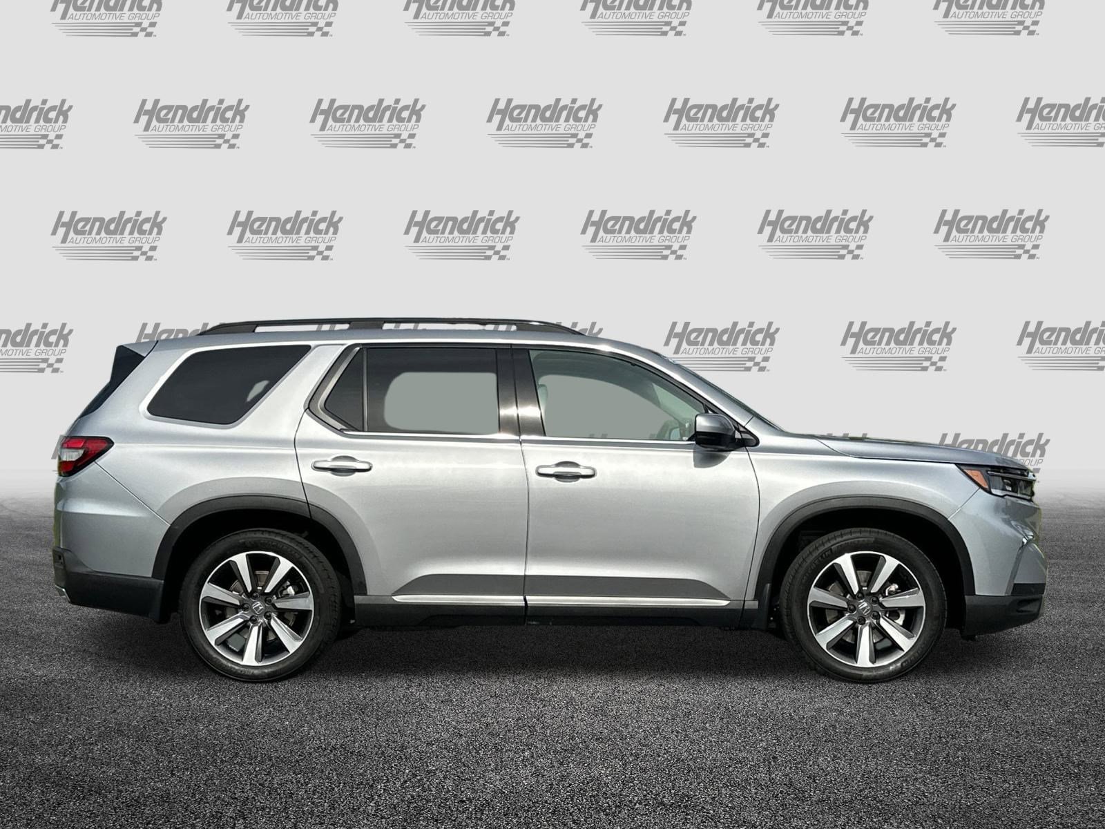 Used 2025 Honda Pilot Touring image 3