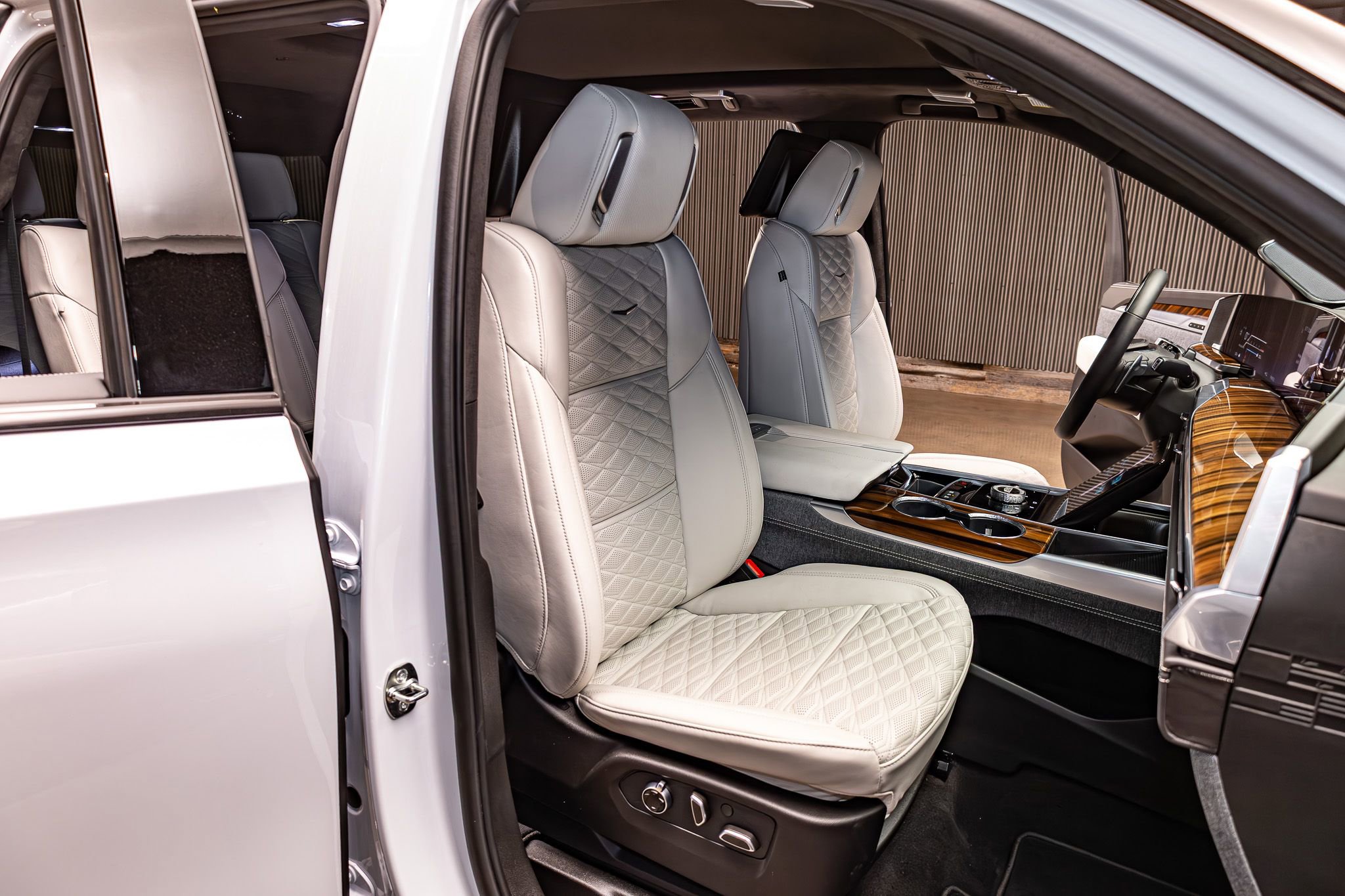 Used 2026 Cadillac Escalade ESV Platinum Sport w/ LPO, ONYX Package AWD/4WD image 27
