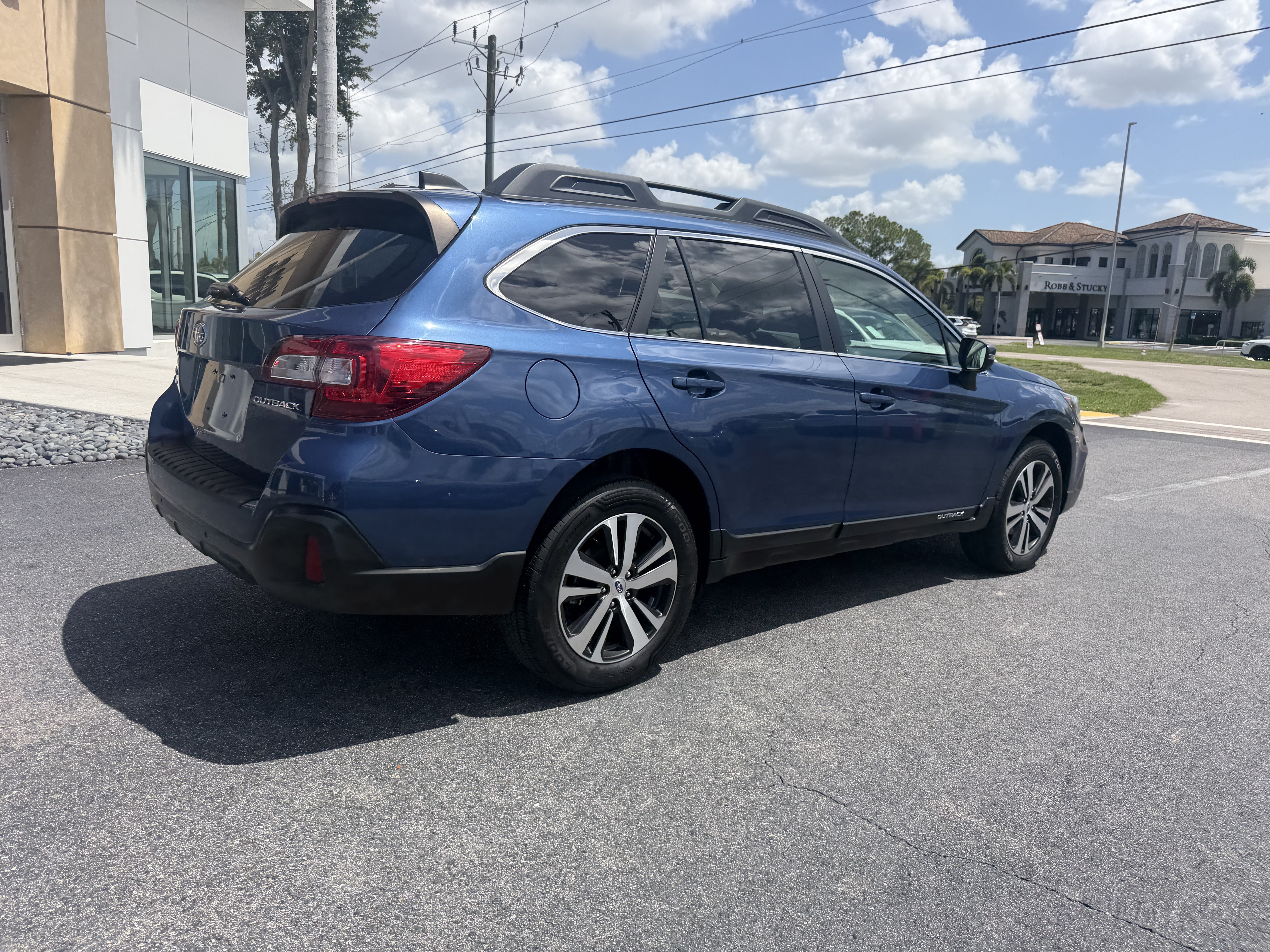 Used 2019 Subaru Outback 2.5i Limited AWD/4WD image 3