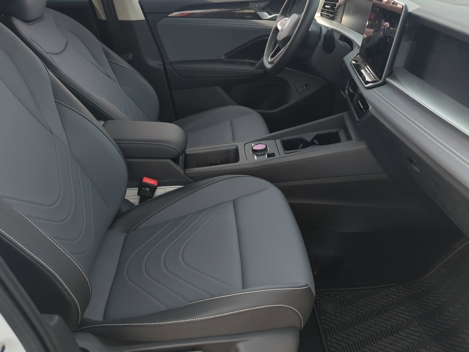 New 2025 Volkswagen Tiguan SE image 18