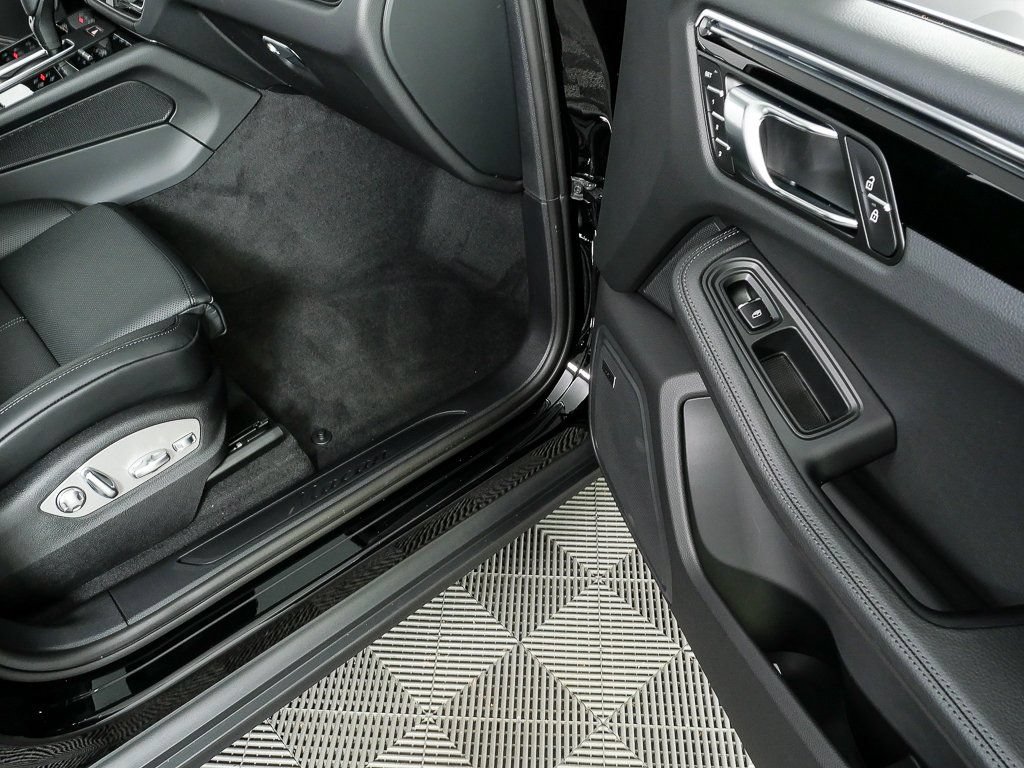 Certified 2026 Porsche Macan AWD/4WD image 25