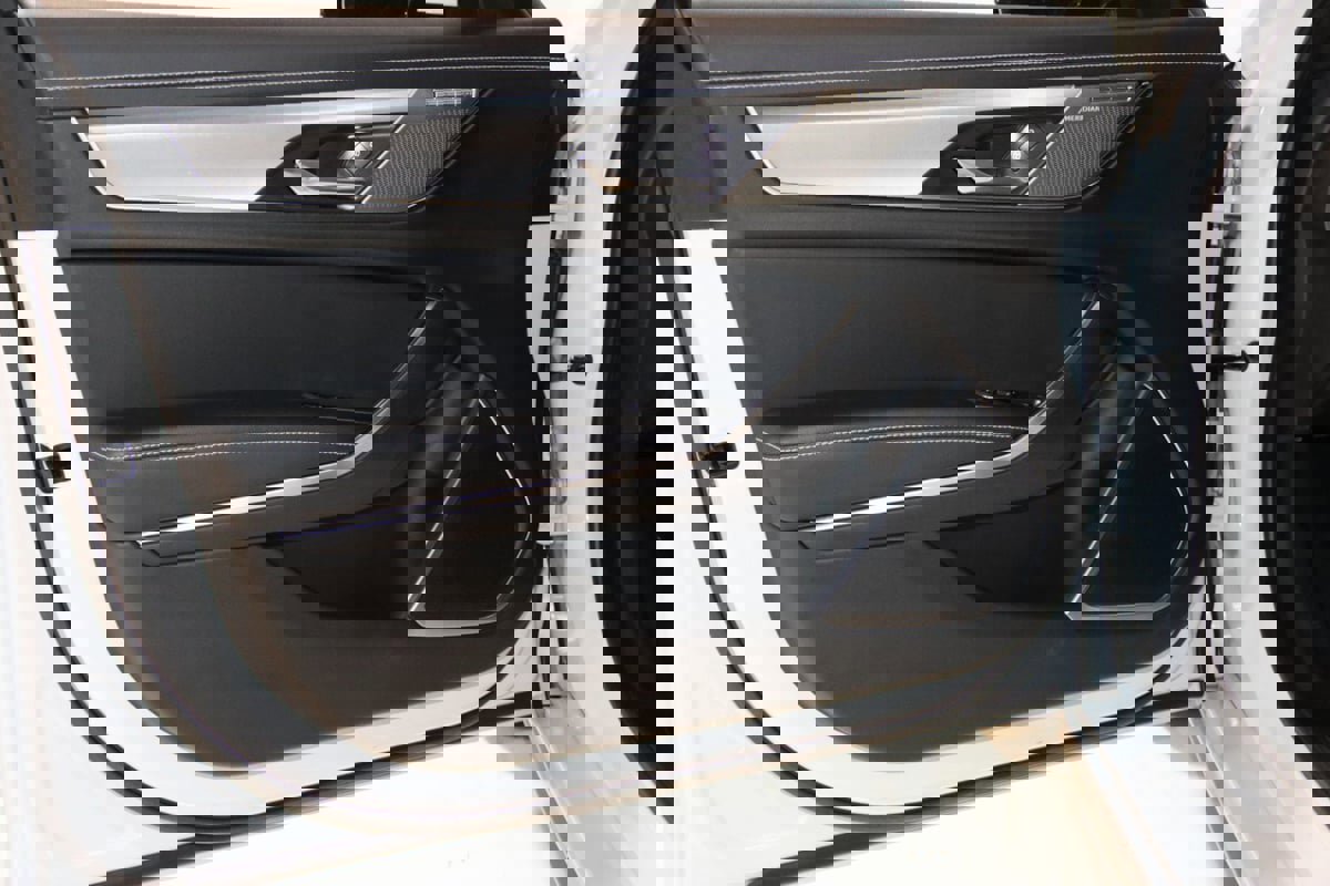 Used 2021 Jaguar XF R-Dynamic SE image 34