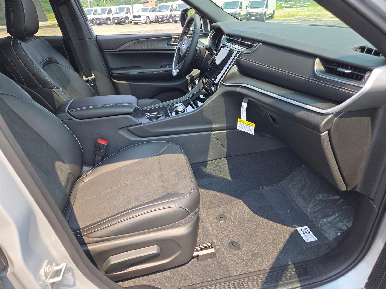 New 2025 Jeep Grand Cherokee Altitude image 7