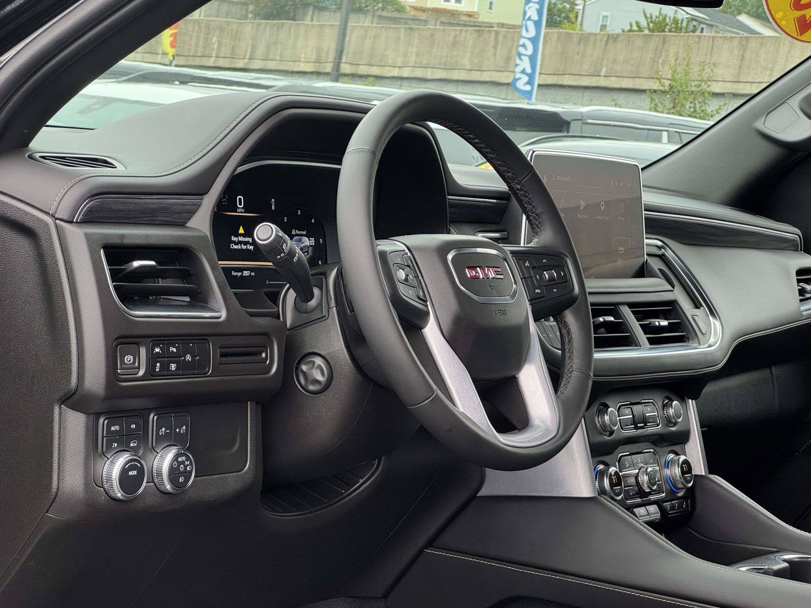 Used 2023 GMC Yukon SLT w/ SLT Premium Package AWD/4WD image 11