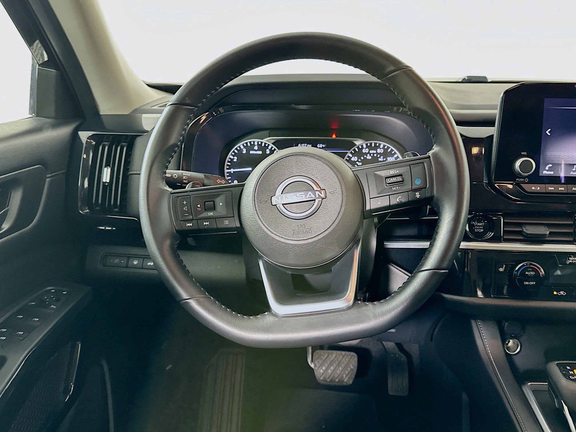 Used 2025 Nissan Pathfinder SV image 18