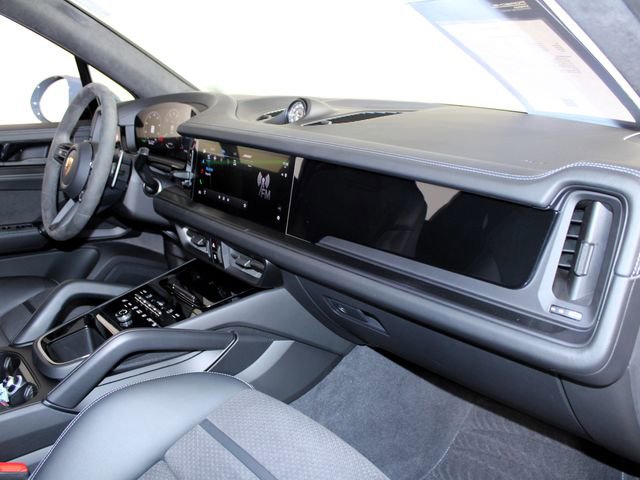 Certified 2025 Porsche Cayenne GTS image 26