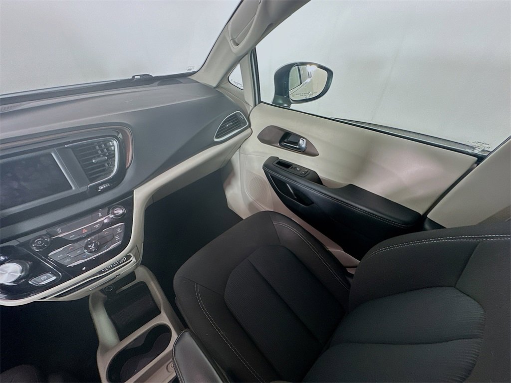 Used 2023 Chrysler Voyager LX image 11