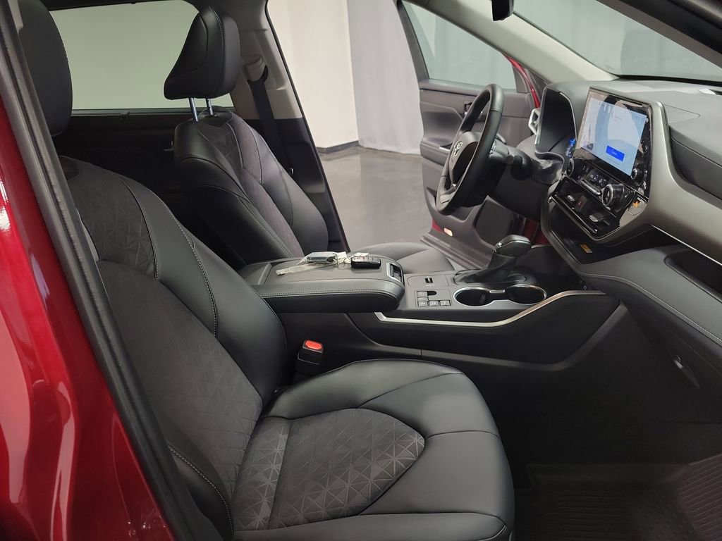 Used 2025 Toyota Highlander XLE image 24