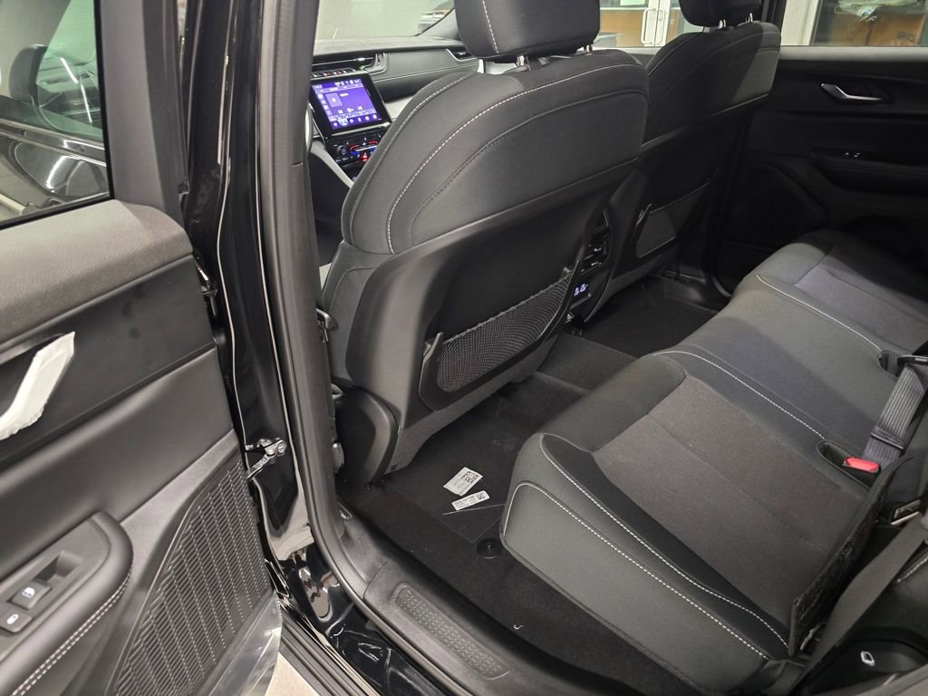 New 2025 Jeep Grand Cherokee Laredo w/ Luxury Tech Group I RWD image 27