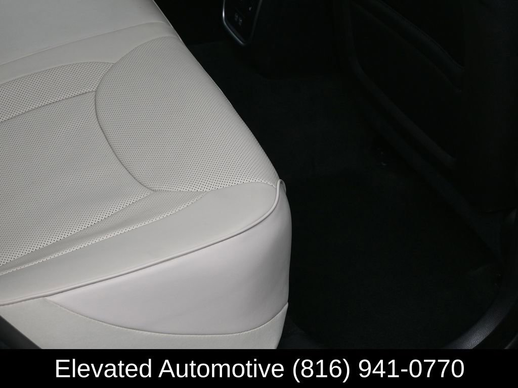 Used 2016 Chrysler 300 C w/ Safetytec Plus Group image 9