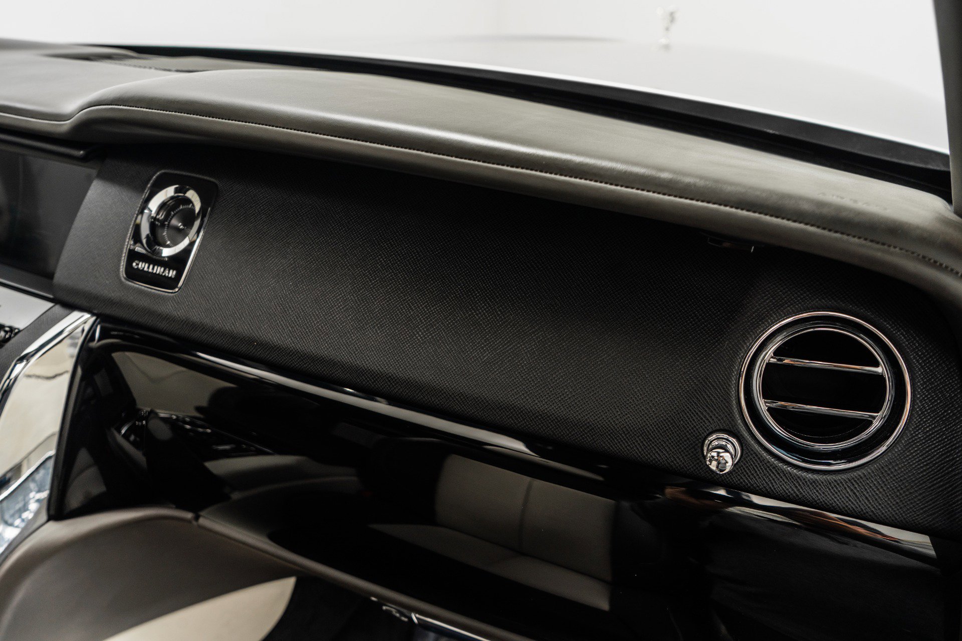 Used 2022 Rolls-Royce Cullinan image 28