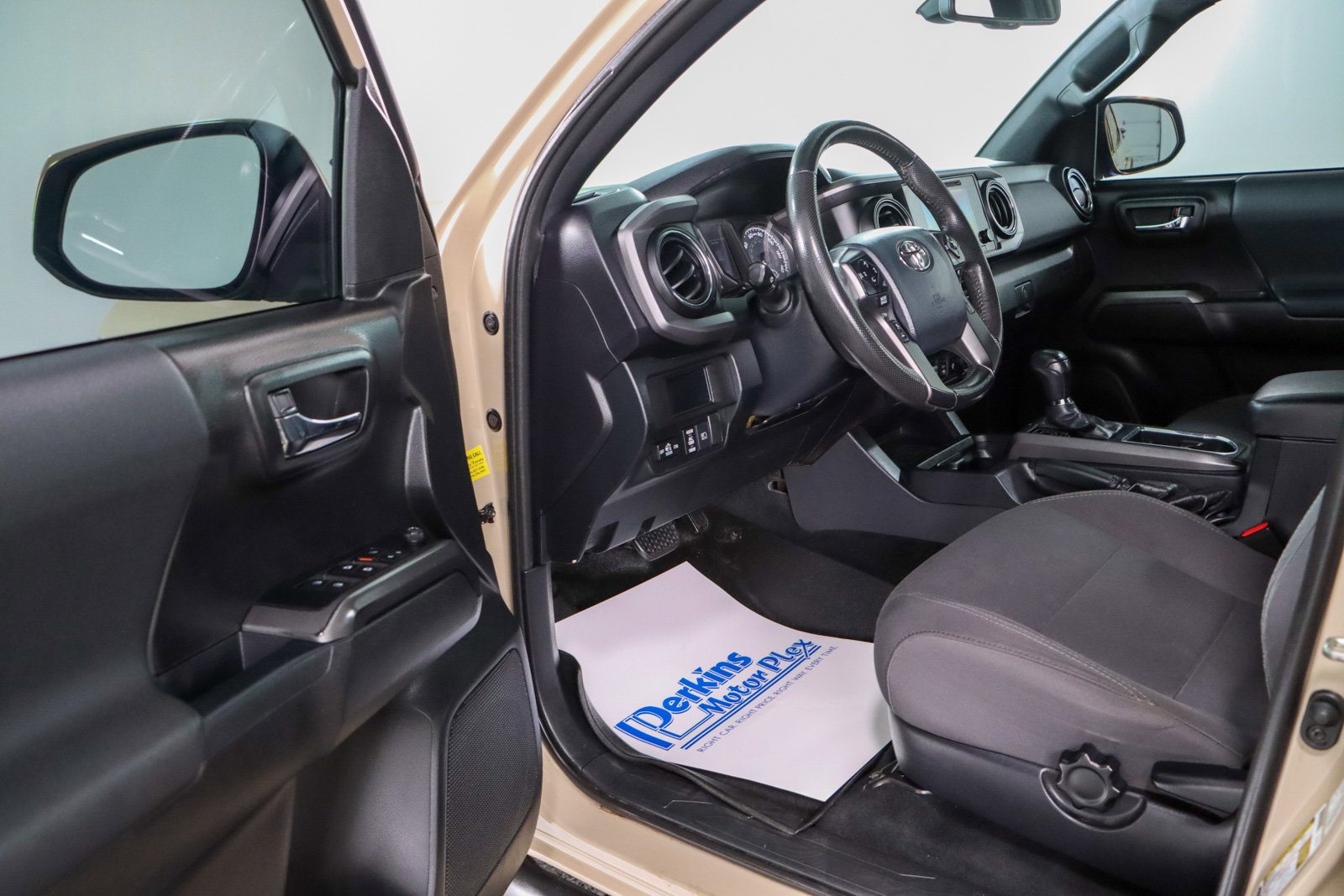 Used 2019 Toyota Tacoma TRD Sport image 4