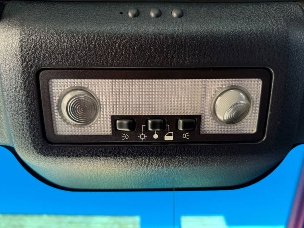 Used 2004 Ford Thunderbird image 33