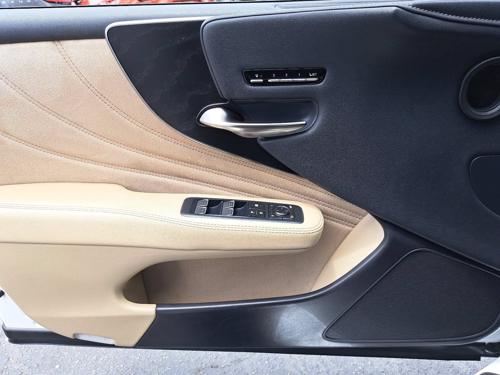 Used 2023 Lexus LS 500 w/ Accessory Package (Z1) RWD image 28