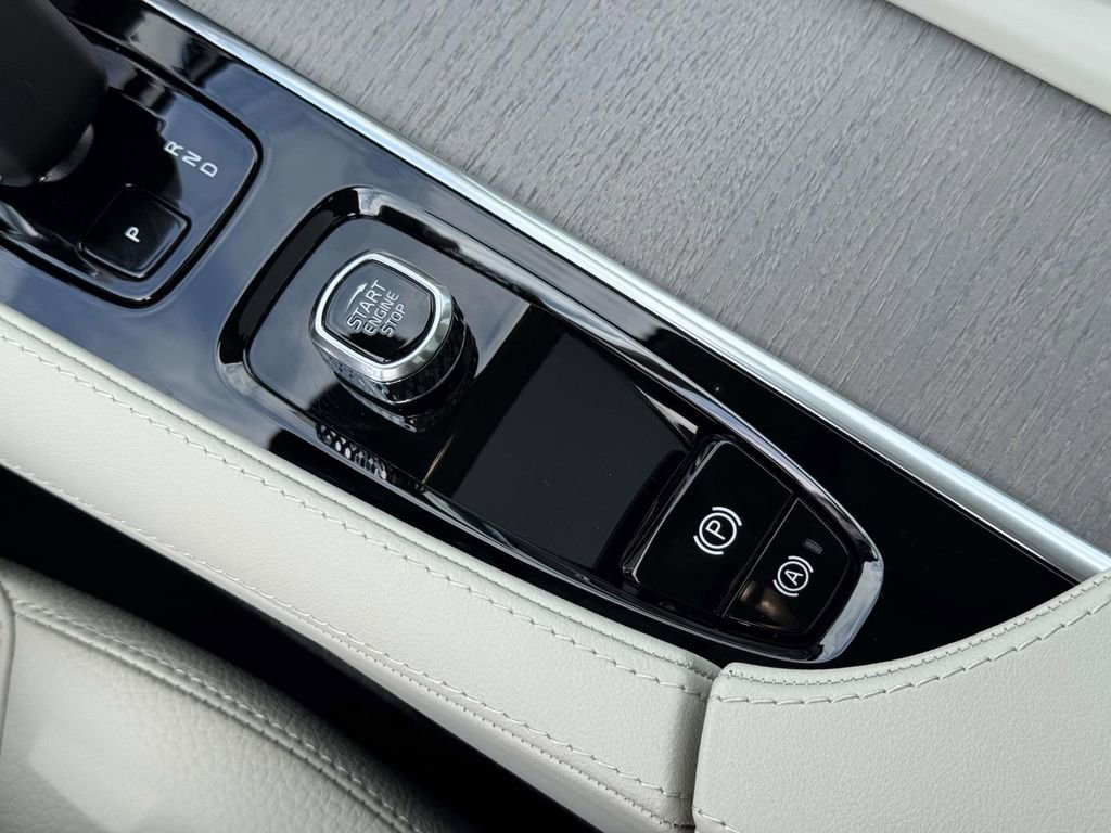 Used 2025 Volvo XC90 B6 Plus w/ Protection Package image 31