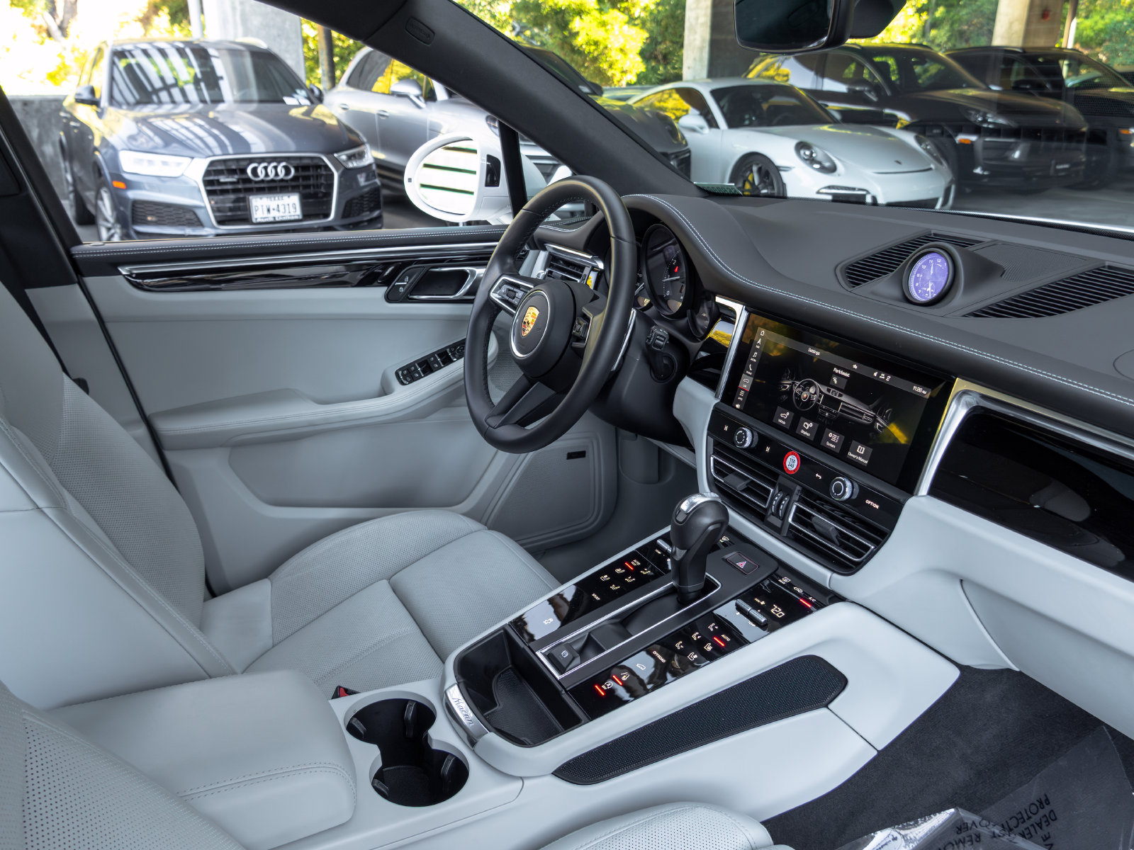 Certified 2025 Porsche Macan AWD/4WD image 53