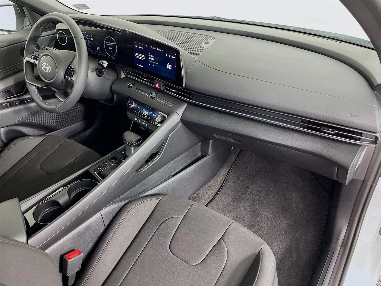 Used 2026 Hyundai Elantra SEL FWD image 31