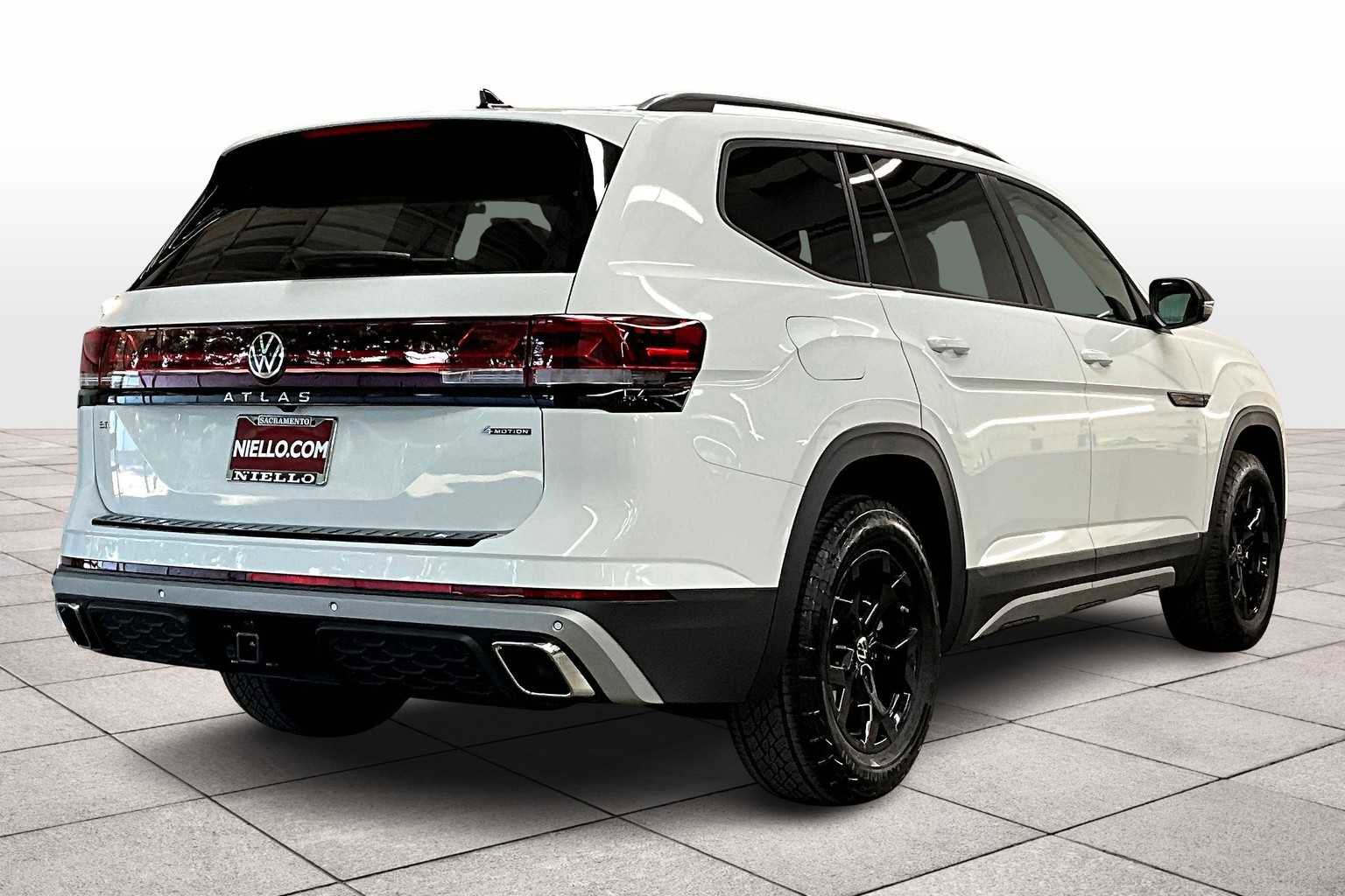 New 2025 Volkswagen Atlas Peak Edition SE image 4
